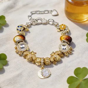 Bracciale charm fai-da-te con api dorate, girasoli e perle di cristallo scintillanti su catena.