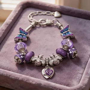 Elegante braccialetto con ciondoli fai-da-te viola con farfalle e api in una scatola