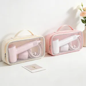 Vista dettagliata di due borse porta asciugacapelli in rosa e beige dal design curato