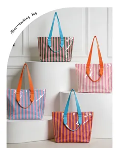 Quattro varianti di colore di borse tote in PVC a righe esposte su piedistalli bianchi