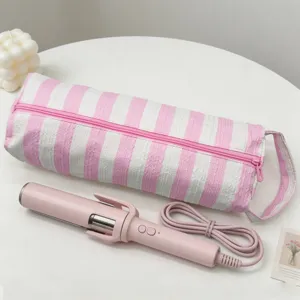 Vista dettagliata della borsa a righe rosa e bianche per arricciacapelli e accessori