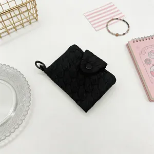 Schwarzer plissierter Mini-Kartenhalter mit Druckknopf und tragbarem Ring-Detail