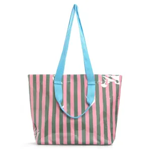 Vista dettagliata della borsa tote in PVC a righe rosa e verdi con manici blu resistenti