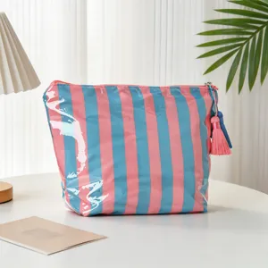 Detailansicht einer wasserdichten PVC-Kosmetiktasche mit Streifen und Quaste