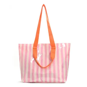 Dettaglio della borsa tote in PVC a righe rosa con spallacci arancione vivace