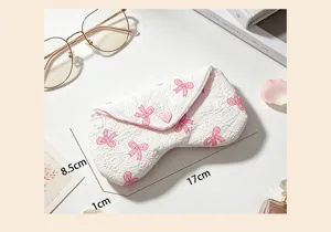 Vista detallada de las dimensiones de la linda funda para gafas de tela con lazos rosas