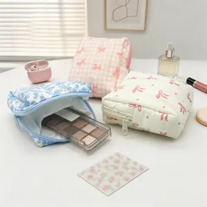 Neceseres acolchados con estampados de flores y lazos mostrando paleta de sombras de ojos