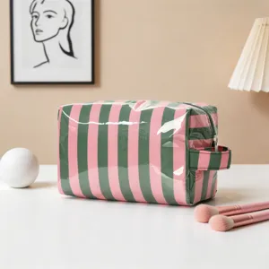 Detalle de un neceser de maquillaje a rayas rosa y verde con acabado brillante grande