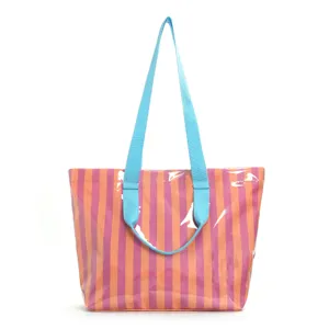 Grande borsa tote a righe in PVC arancione e viola con manici azzurri dettaglio