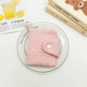 Detaillierte Ansicht der rosa plissierten Stofftextur auf einem Mini-Kartenhalter