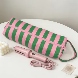 Vista dettagliata della borsa a righe rosa e verde per strumenti per capelli
