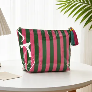 Detail der wasserdichten PVC-Kosmetiktasche mit rosa-grünen Streifen und Quasten