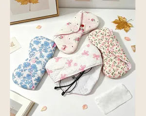 Vista detallada de estuches de tela acolchada para gafas con flores y cierre de presión