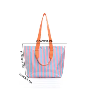 Dimensioni dettagliate per una borsa tote in PVC a righe rosa e blu di grande capacità