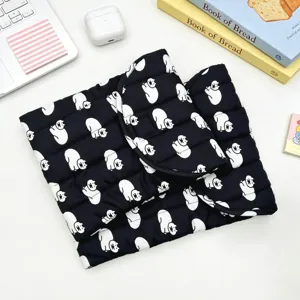 Detalle de la funda acolchada para portátil con estampado de gatos y cierre de solapa