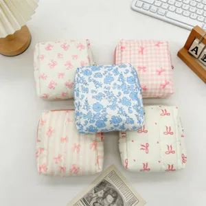 Neceser de algodón acolchado portátil con dulces motivos de flores y lazos para mujer