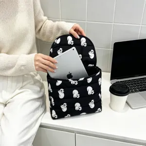 Vista de detalle de la funda acolchada con dibujos animados para guardar tabletas.