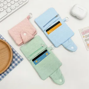 Detail der gefalteten Mini-Kartenhalter mit Kartenfächern in Pastellfarben für Damen