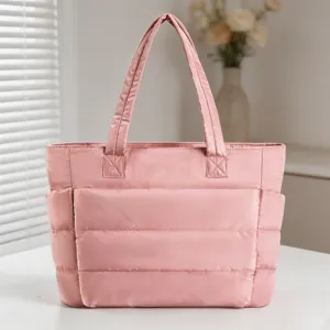 Vue détaillée d'un sac cabas matelassé rose élégant pour le yoga et le fitness.