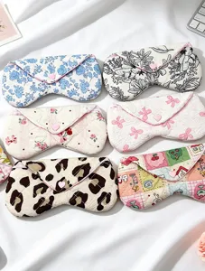Fundas de tela para gafas con varios estampados y cierres de botón de corazón.