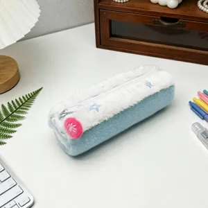Primer plano de un estuche de peluche tipo rollo suizo con estrellas azules.