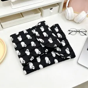 Vista detallada de la funda acolchada negra para portátil con patrón de gato blanco