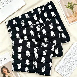Vista superior de tres fundas para portátil acolchadas negras con gatos blancos