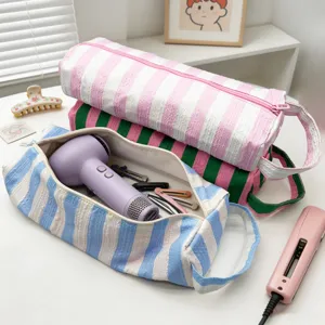Grande borsa da viaggio a righe con asciugacapelli lavanda e fermagli per lo styling