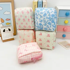 Vista detallada de varias bolsas de cosméticos acolchadas con diseños de flores y lazos.
