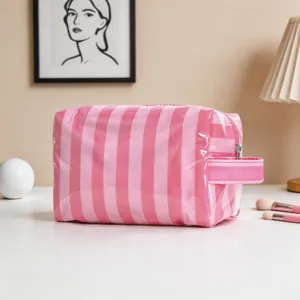 Neceser profesional de rayas rosas con asa lateral y material impermeabilizado