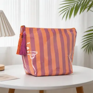 Detailansicht einer gestreiften PVC-Kosmetiktasche mit wasserfester Oberfläche