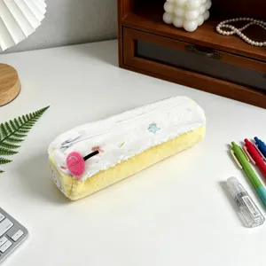 Detalle de un estuche de felpa suave con forma de rollo suizo y bordado de estrellas