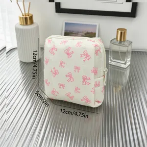 Neceser de maquillaje acolchado con lazos rosas, tela suave, dimensiones de 12x12x5 cm.