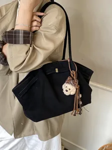 Minimalistische große schwarze Wildlederimitat-Einkaufstasche mit süßem Anhänger