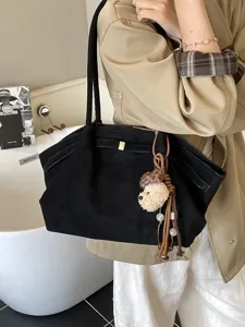 Elegante schwarze Tragetasche aus Wildlederimitat mit süßem Bärenanhänger für Damen