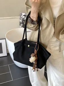 Schwarze Wildleder-Korbtasche für Damen, minimalistische Schultertasche mit Bärenanhänger