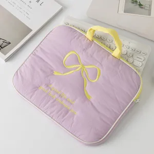 Funda acolchada para tableta de color púrpura con bordado de lazo amarillo y texto