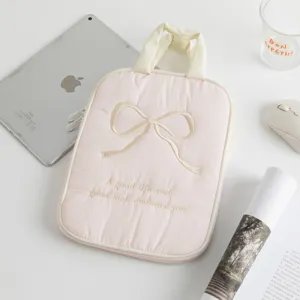 Funda acolchada para iPad en color rosa con lazo bordado y asa crema