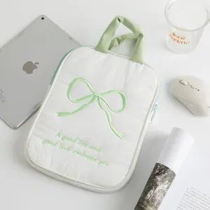 Funda acolchada para iPad con bordado de lazo verde claro y texto decorativo en inglés