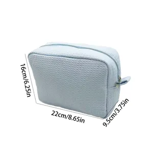 Dimensiones detalladas del neceser de maquillaje gofrado azul claro 22cm x 16cm x 9,5cm