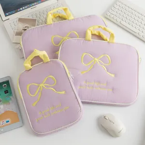 Vista de las fundas lavanda para tablet con lazos bordados amarillos y texto