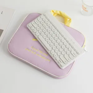 Vista dettagliata della custodia per laptop lavanda con ricamo e tastiera retro bianca