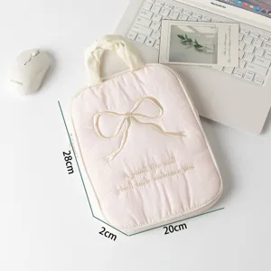 Vista detallada de la funda rosa para tableta con lazo bordado y medidas 28x20x2 cm.