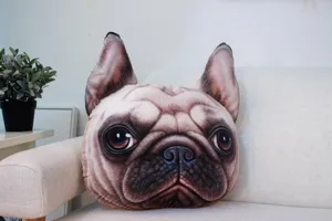 Cojín de peluche realista con cara de carlino en un acogedor sofá de tela blanca.