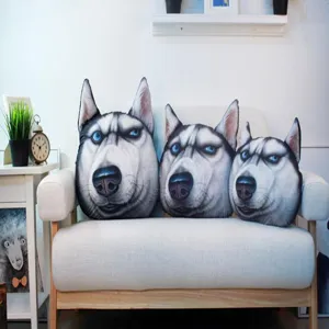 Tres cojines de peluche 3D realistas con forma de cabeza de husky sobre un sofá de tela.