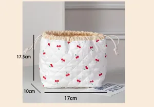 Gesteppte Kirsch-Kosmetiktasche mit Kordelzug und detaillierten Maßen für Reisen.