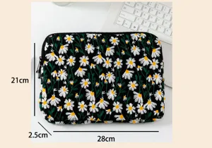 Detaillierte Maße von 28x21x2,5 cm für die mit Gänseblümchen bestickte Tablethülle