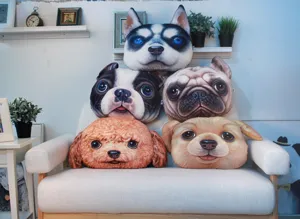 Colección de cojines de peluche 3D con forma de cabeza de perro en un sofá blanco