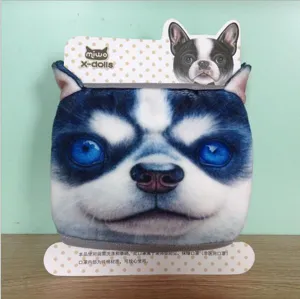 Detailansicht der atmungsaktiven Baumwollmaske mit 3D-Hunde-Gesichtsdruck auf einer Karte