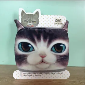 Nahaufnahme einer wiederverwendbaren 3D-Katzenmaske aus Baumwolle auf der Displaykarte